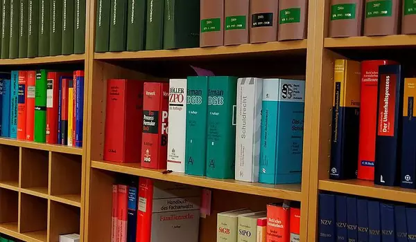 Bücherregel mit Gesetzestexten
