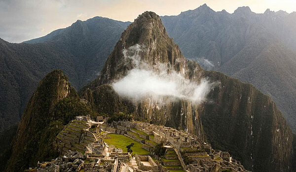 Berg in Peru mit einer Wolke im Vodergrund.