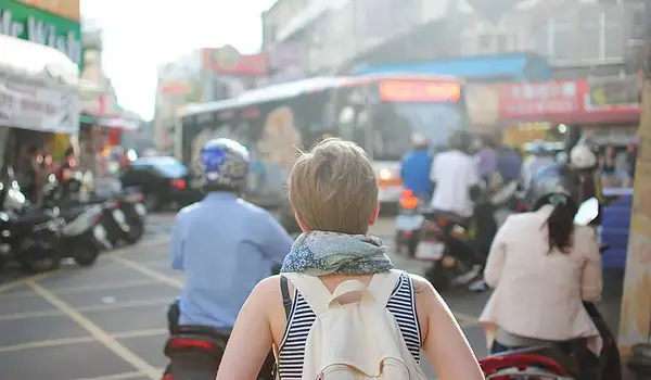 Westliche Frau in Stadt in Asien