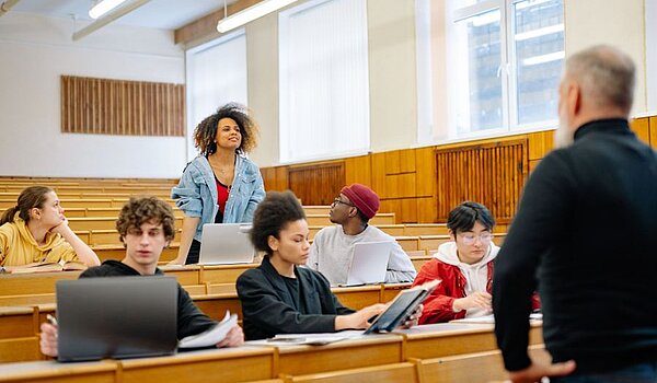 Studenten sitzen im Hörsaal