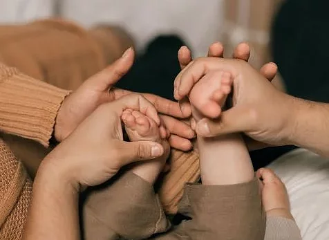 Eltern mit Baby - Geburt im Ausland
