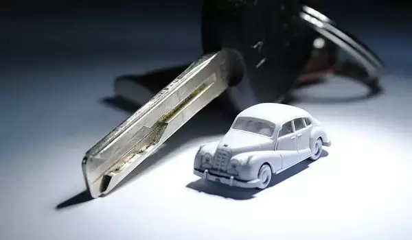 Schlüsselanhänger und Spielzeugauto