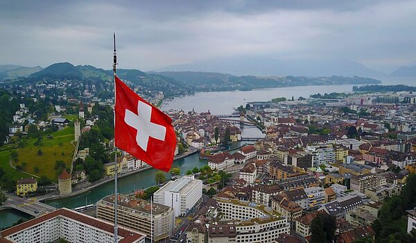 Schweizer Flagge weht über Luzern