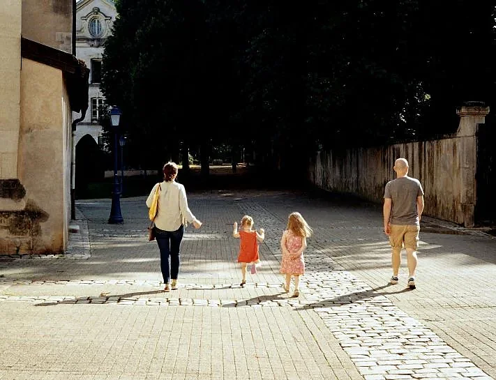 Familie ist in einer ruhigen Straße unterwegs