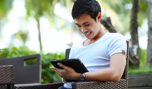 Person an einem Tablet 