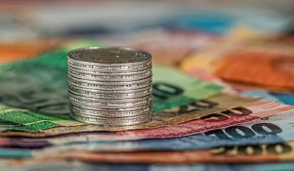 ausländische Münzen und Banknoten