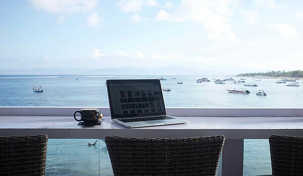 Arbeitsplatz auf Bali mit Meerblick