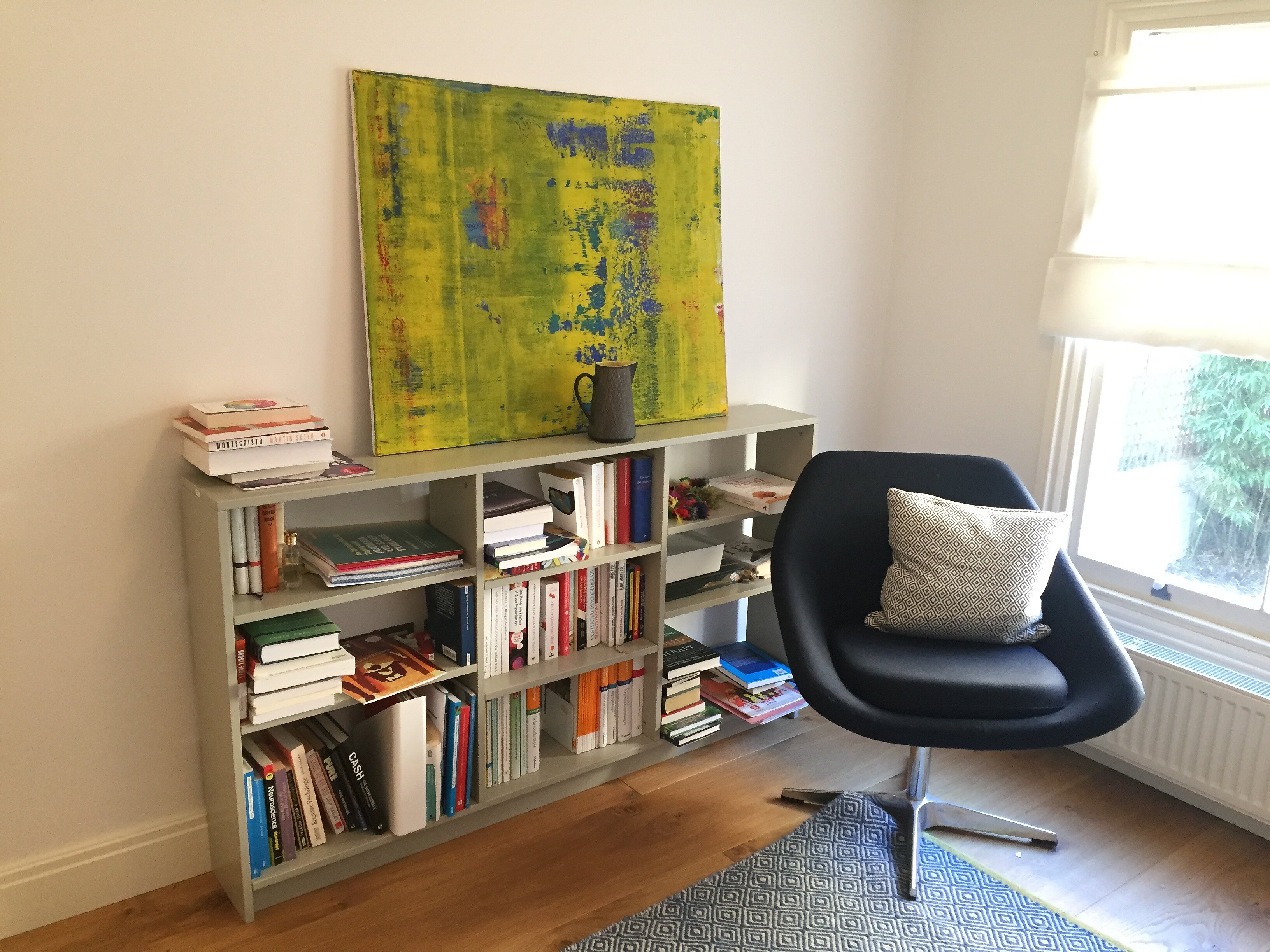 Bücherregal mit Bürostuhl 