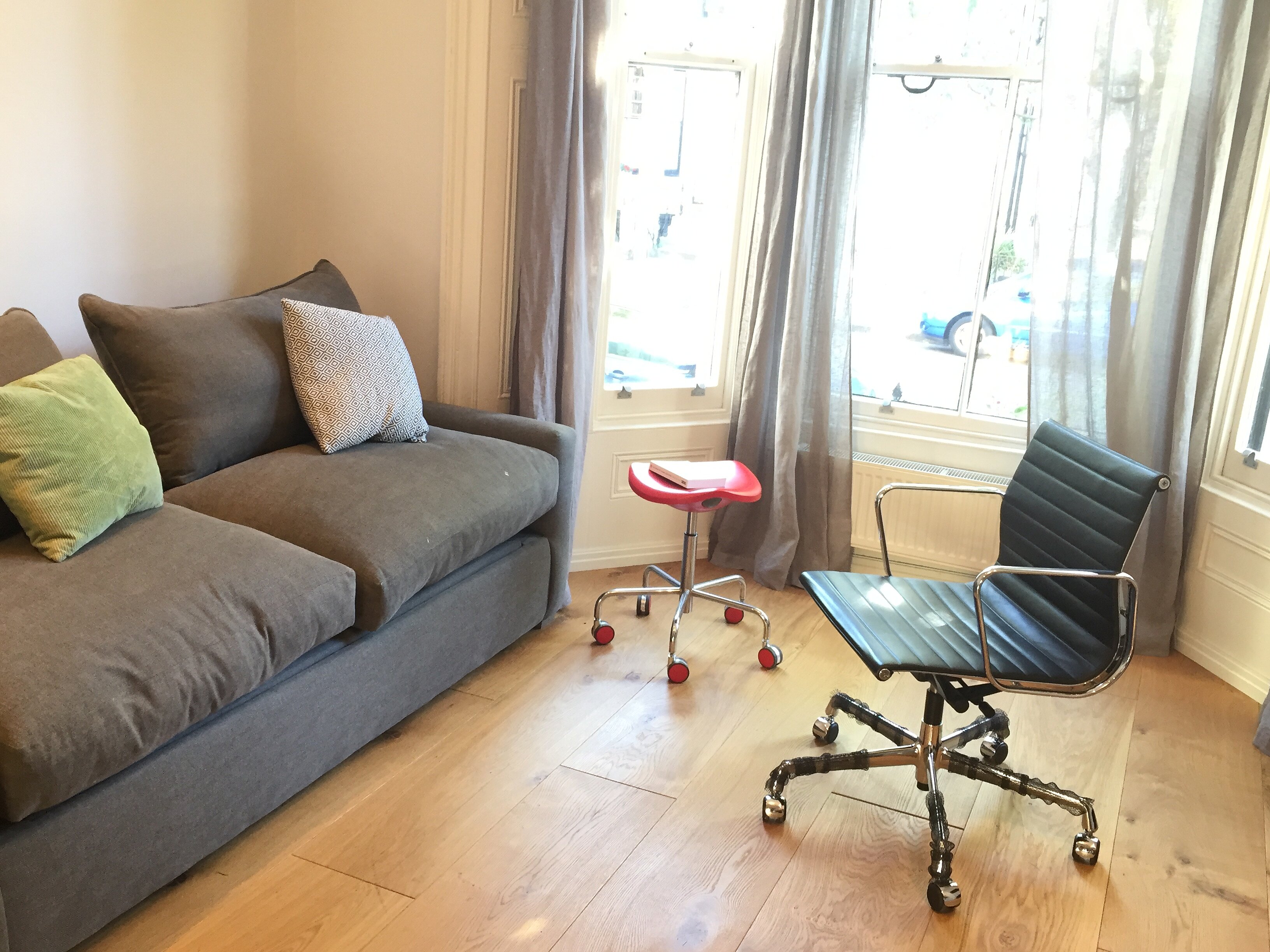 Sofa und Bürostuhl 