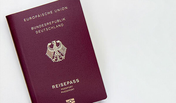 Deutscher Reisepass liegt auf weißem Untergrund