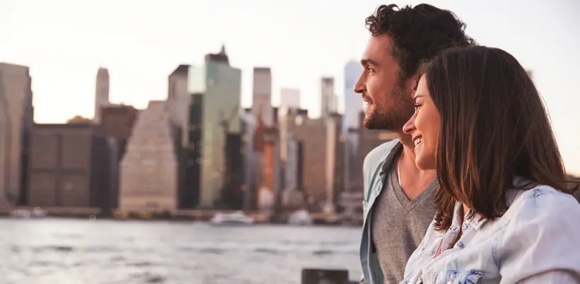 Mann und Frau vor Skyline von New York