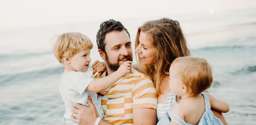 Elternpaar mit Kindern am Meer