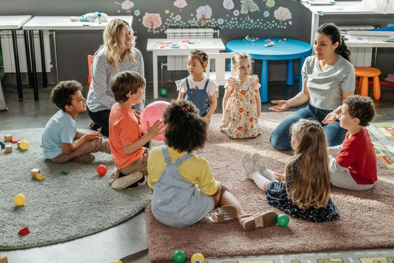 Gruppe von Kindern sitzt im Kindergarten