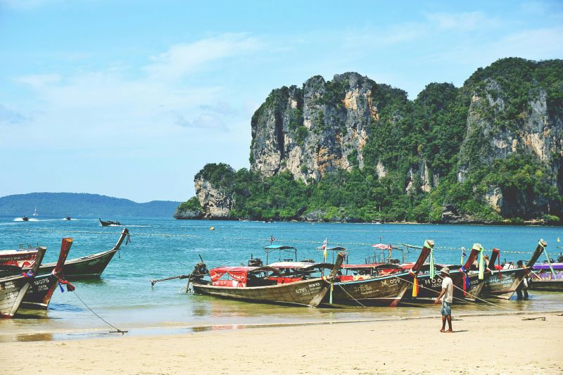 Boote liegen am Strand von Krabi, Thailand