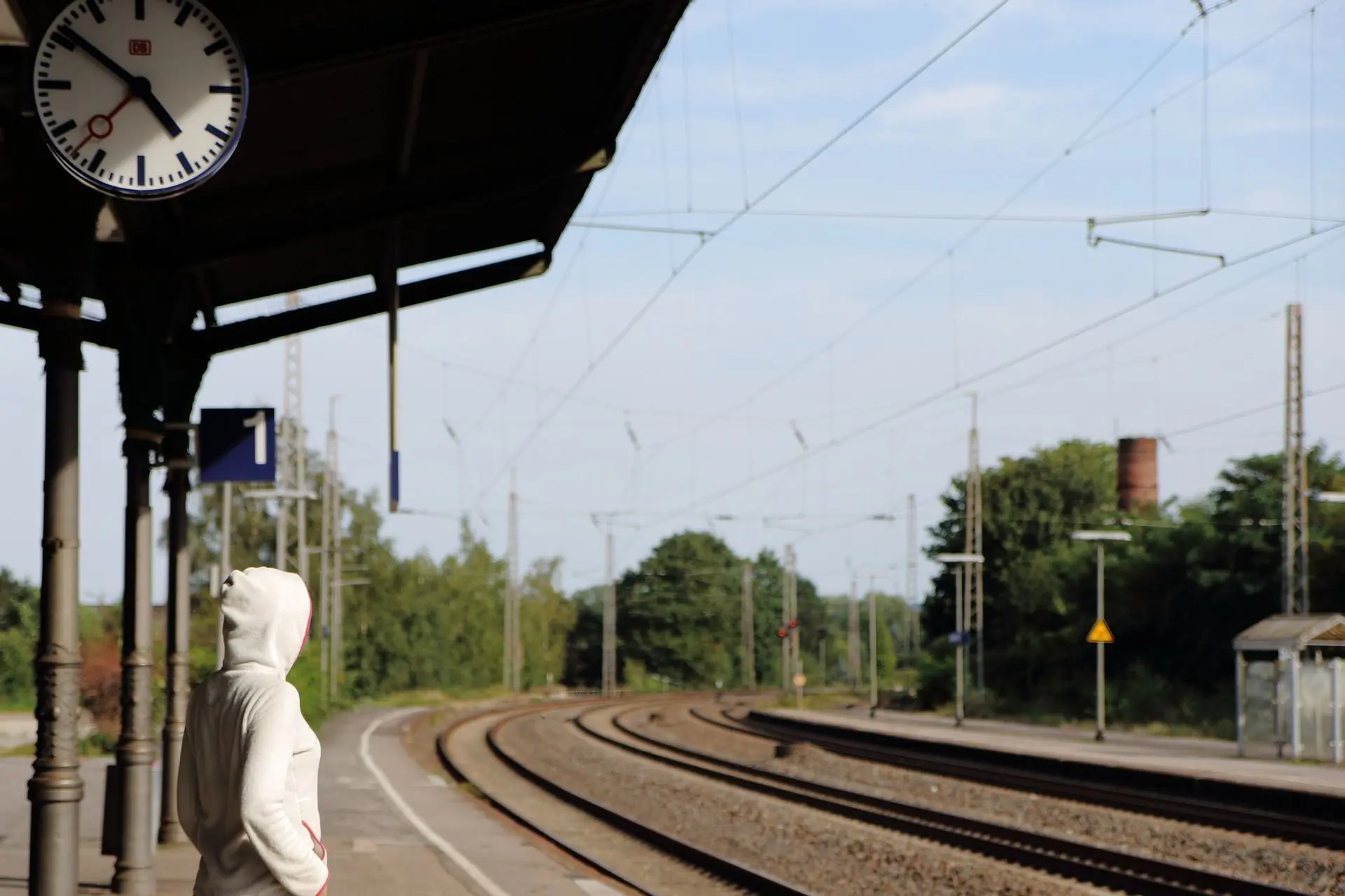 Junge Frau wartet am Bahnsteig