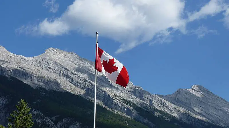 Kanadische Flagge vor Gebirge