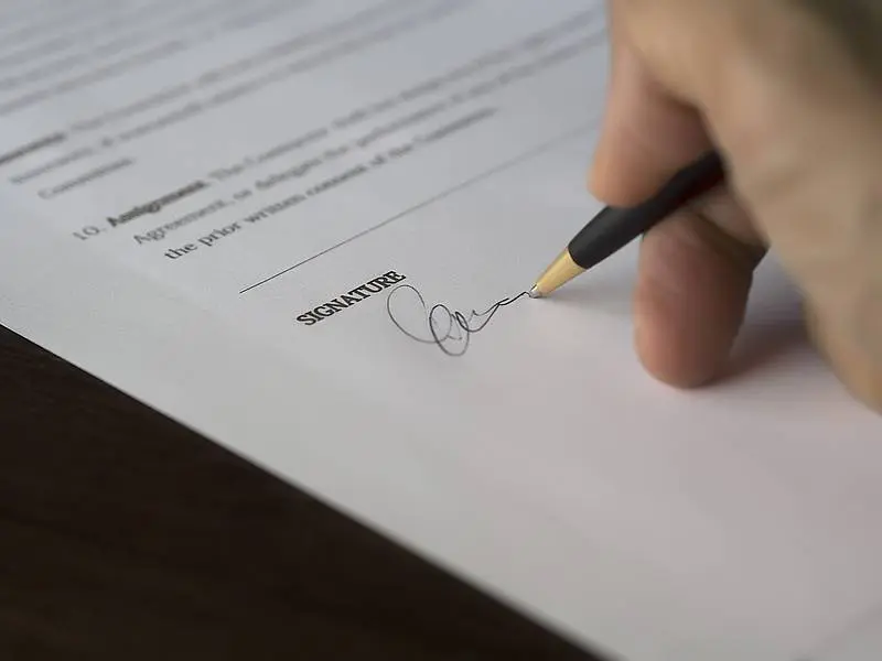 Unterschrift auf einem Arbeitsvertrag
