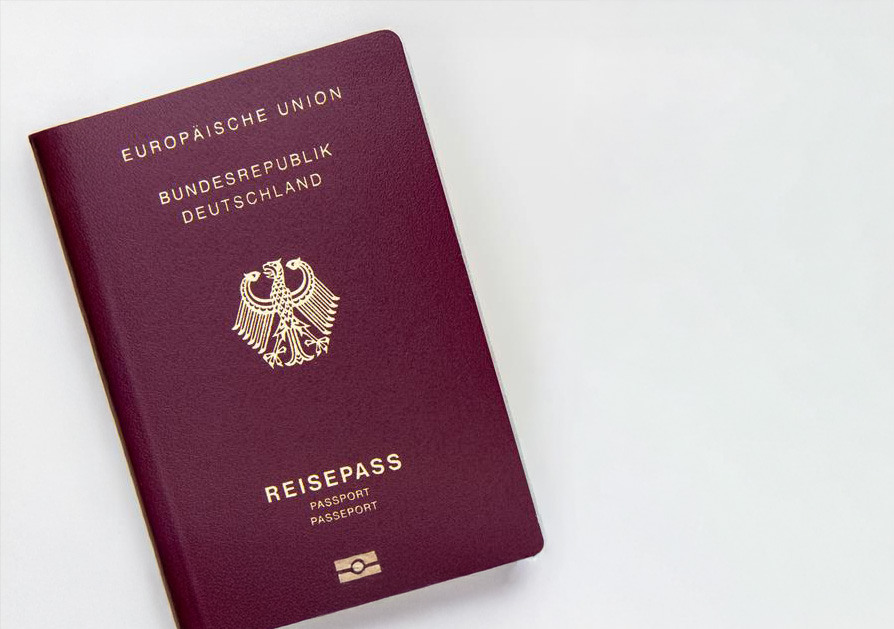 Deutscher Reisepass liegt auf weißem Untergrund