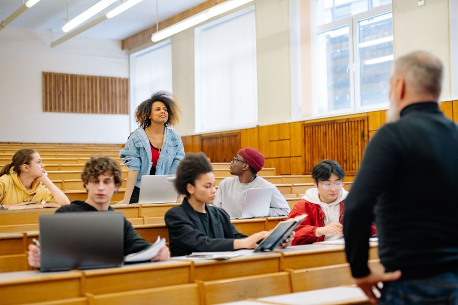 Studenten sitzen im Hörsaal