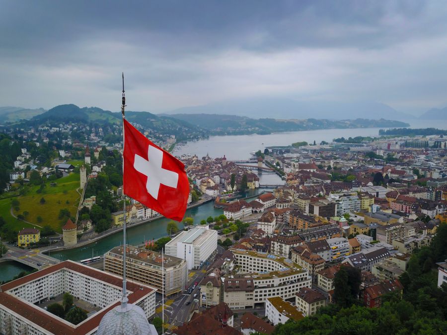 Schweizer Flagge weht über Luzern