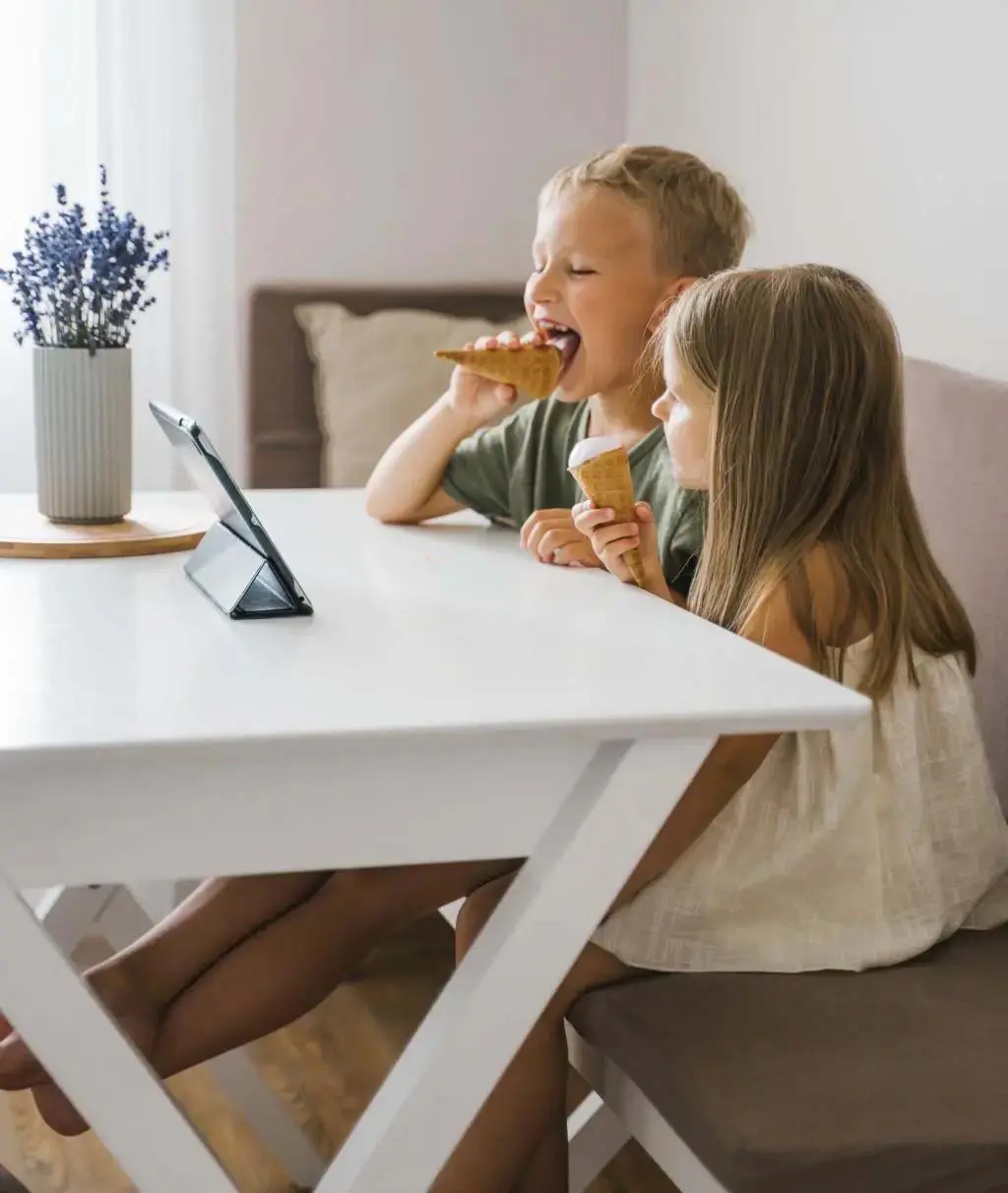 Kinder mit Eis vor Tablet