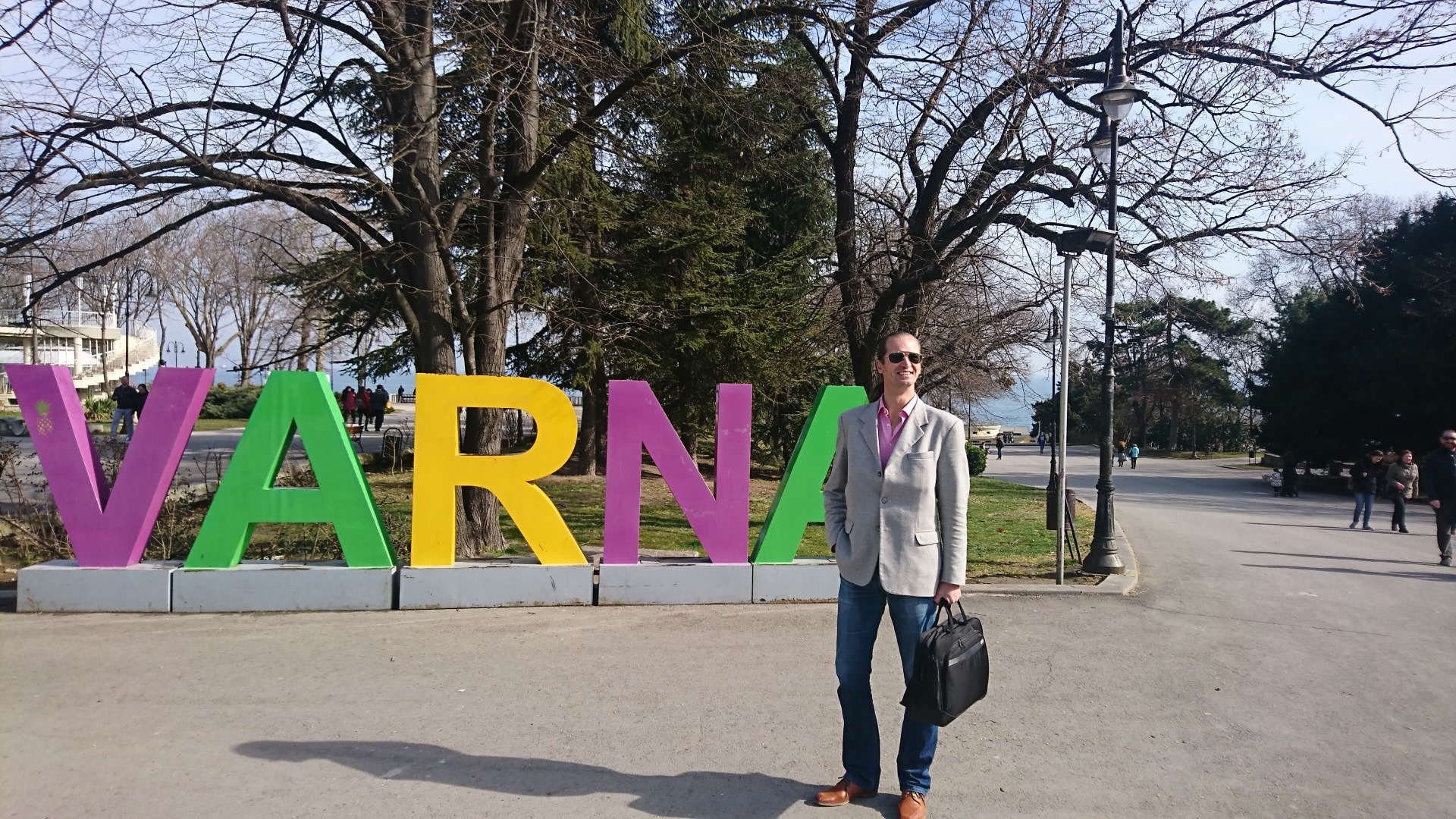 Person vor Varna Schild
