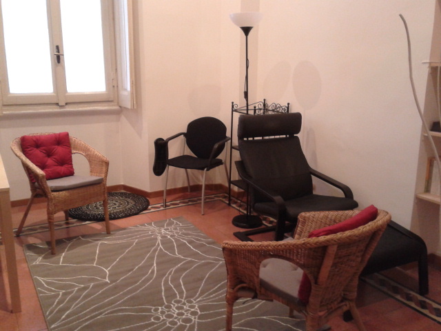 Zimmer mit Stühlen