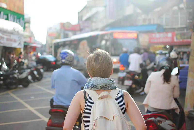 Westliche Frau in Stadt in Asien