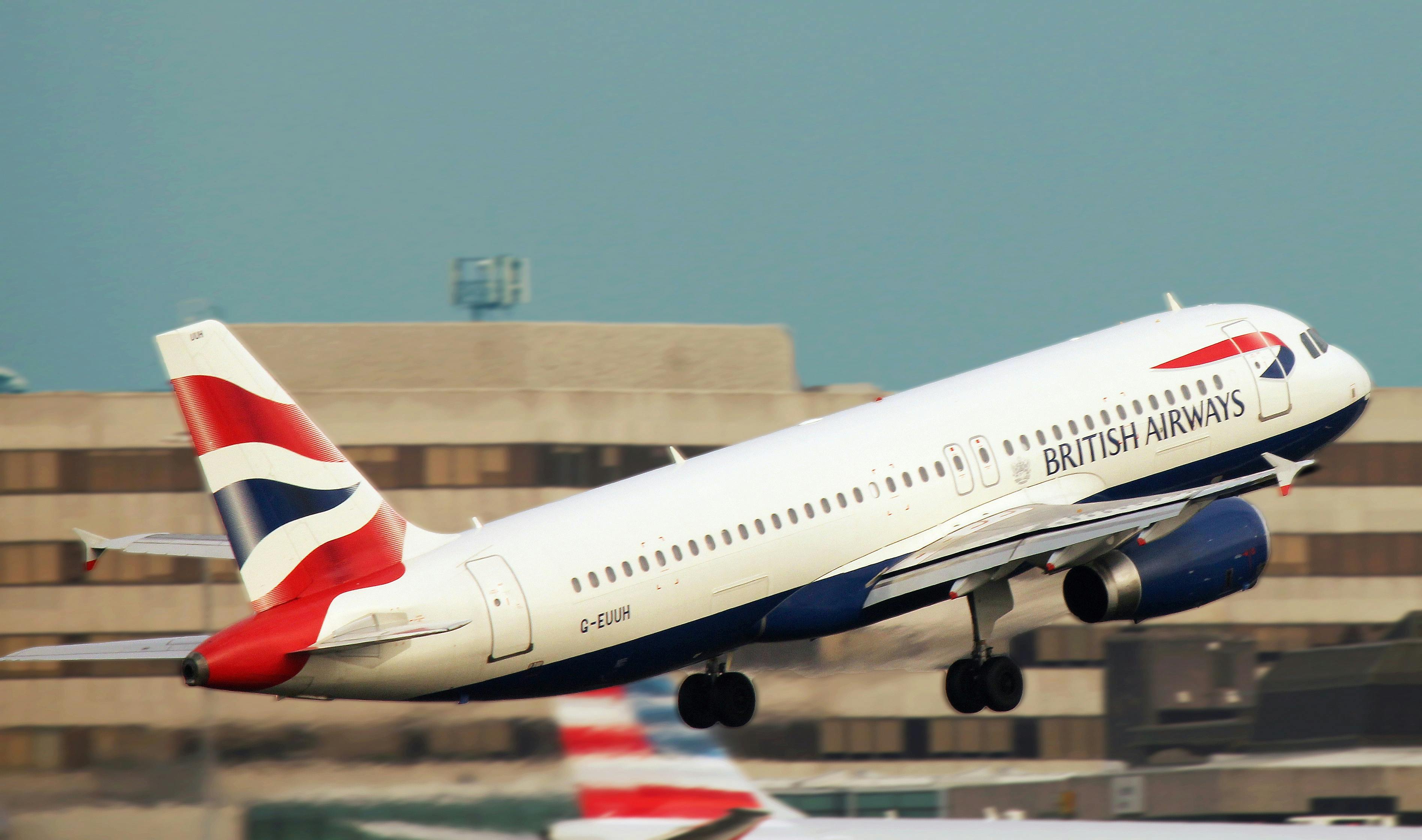 Ein Flugzeug von British Airways hebt ab