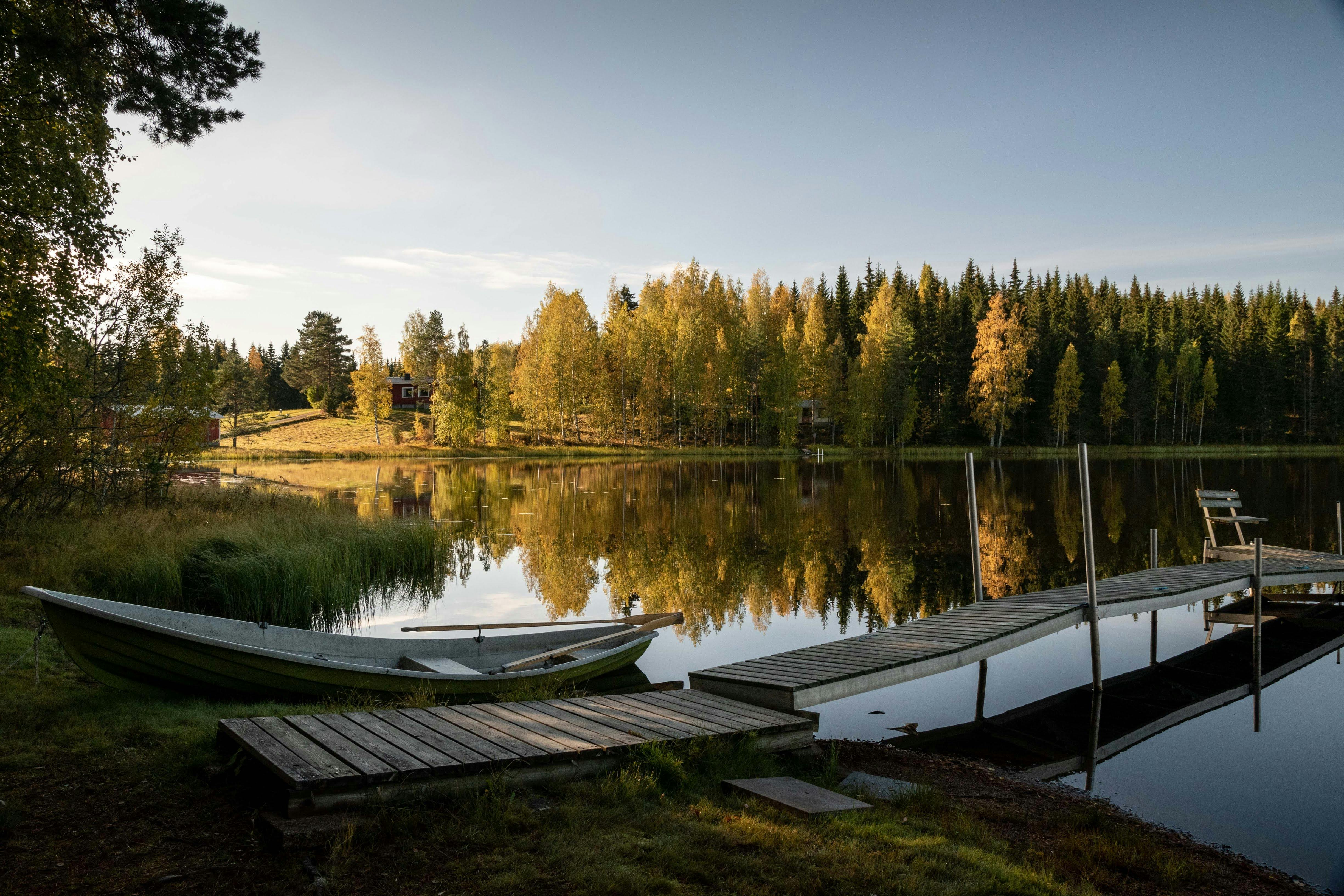 Ruhiger See mit Steg und Boot in Finnland