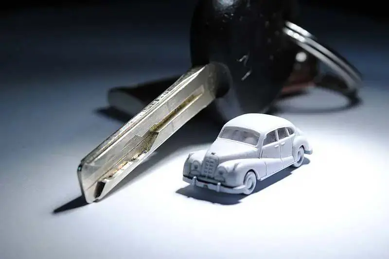Schlüsselanhänger und Spielzeugauto